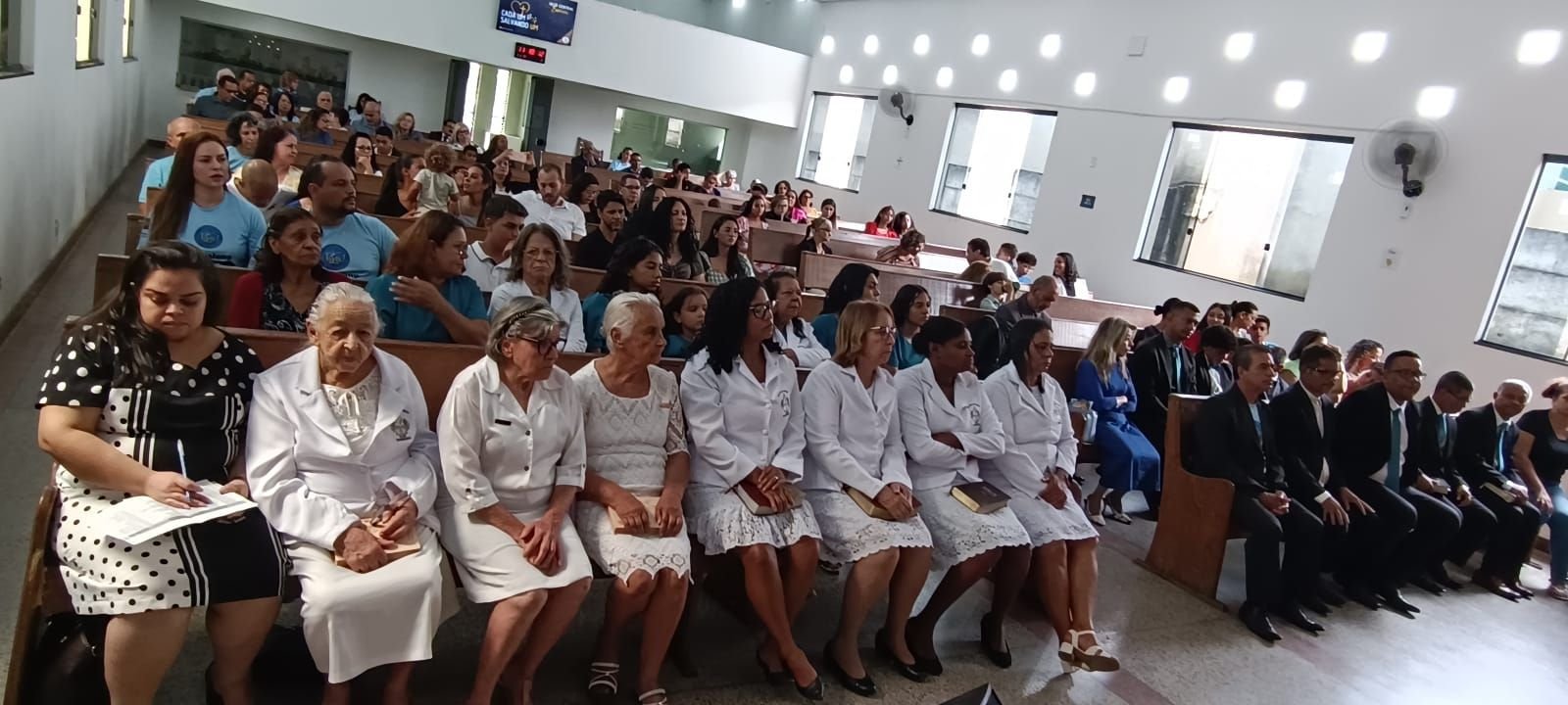 Congregação reunida no templo da Igreja Adventista do Barreiro